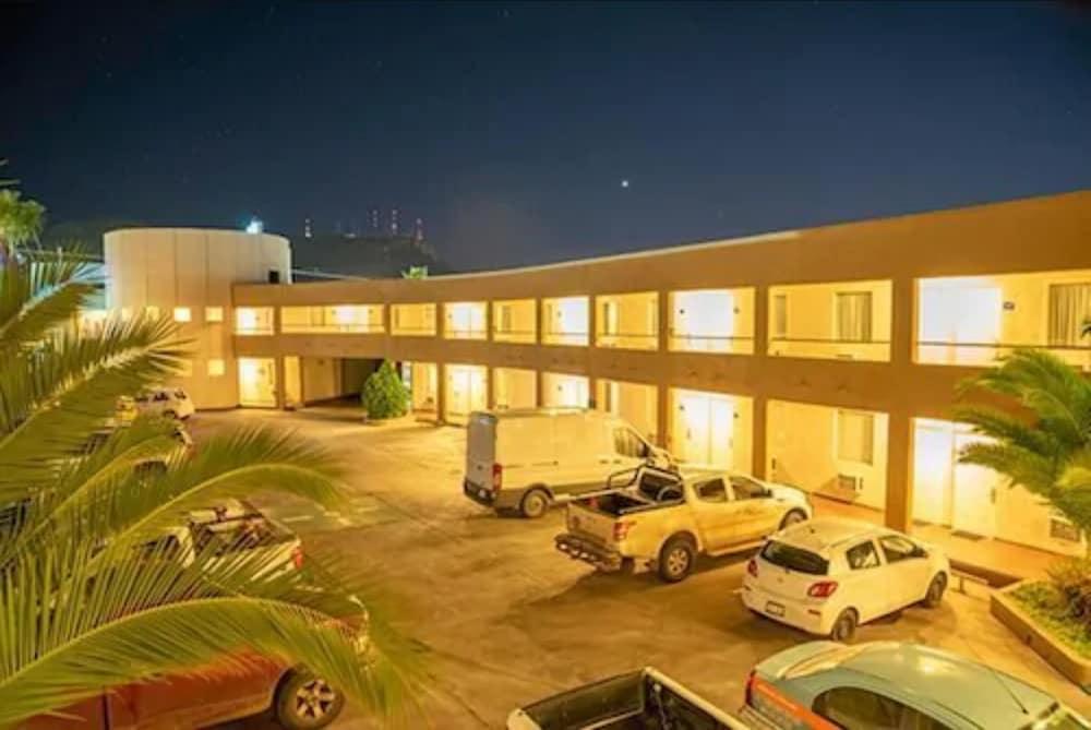 American Inn Hotel & Suites Parral Exteriör bild