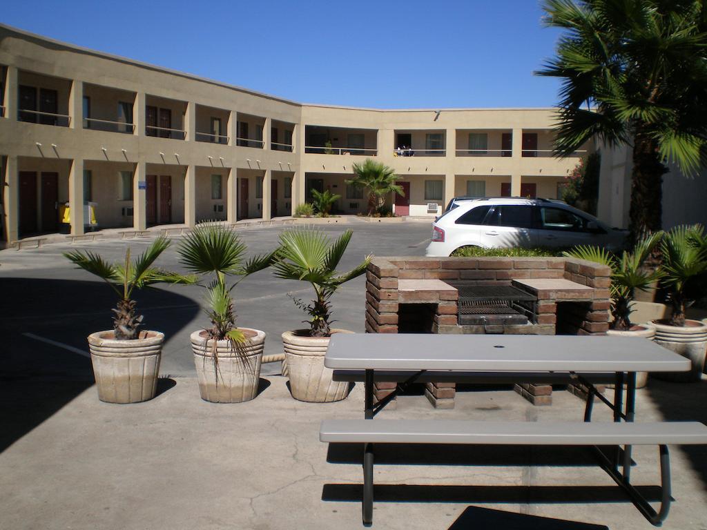 American Inn Hotel & Suites Parral Exteriör bild