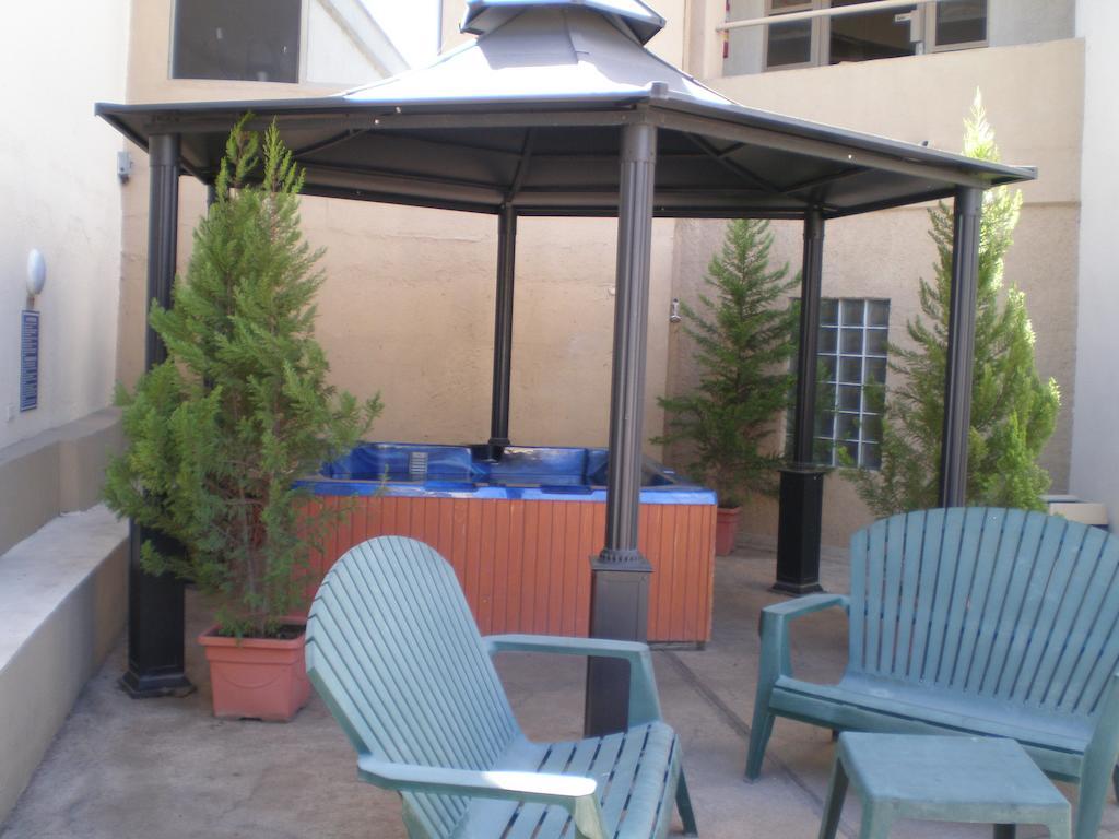 American Inn Hotel & Suites Parral Exteriör bild