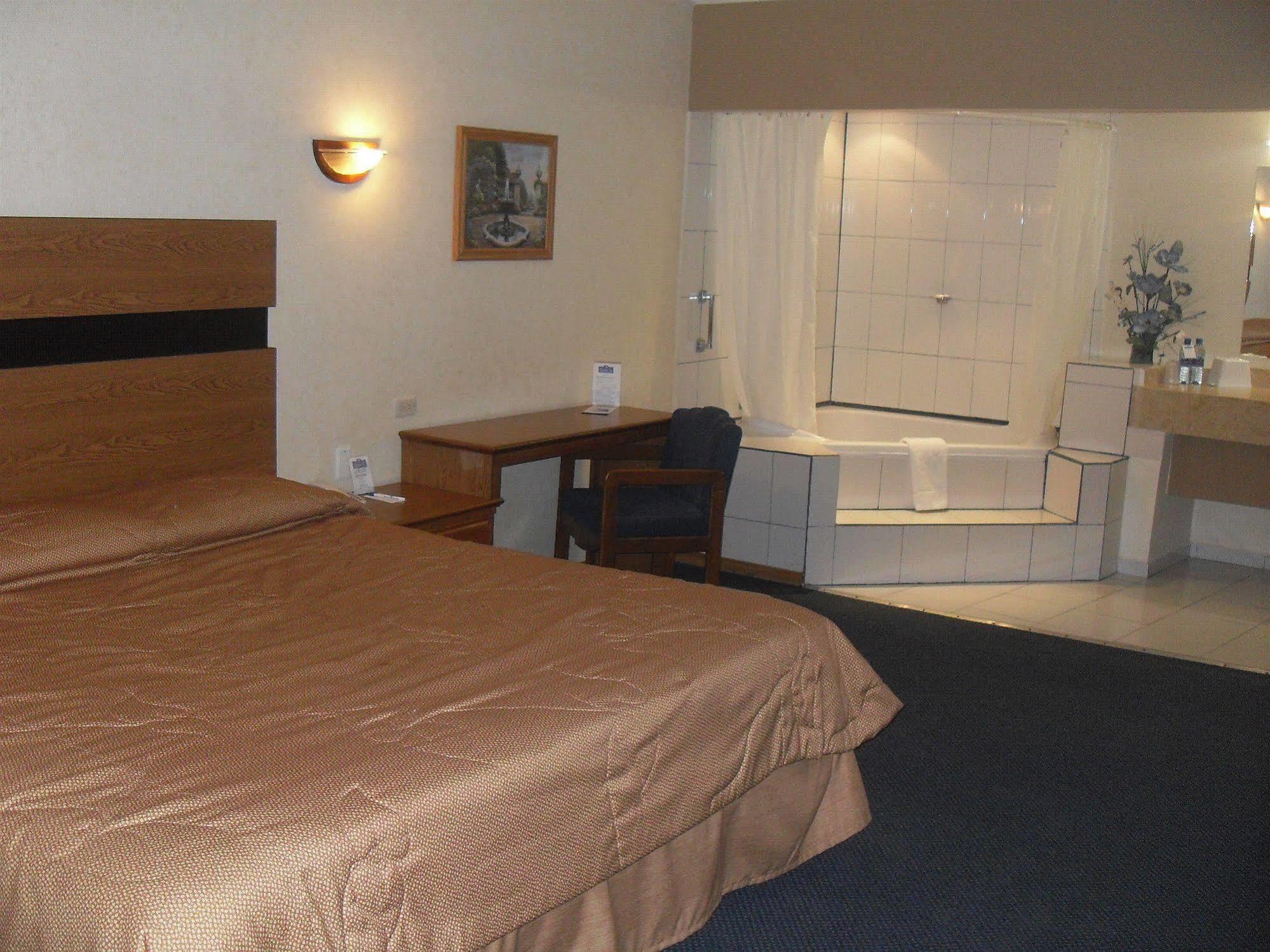 American Inn Hotel & Suites Parral Exteriör bild